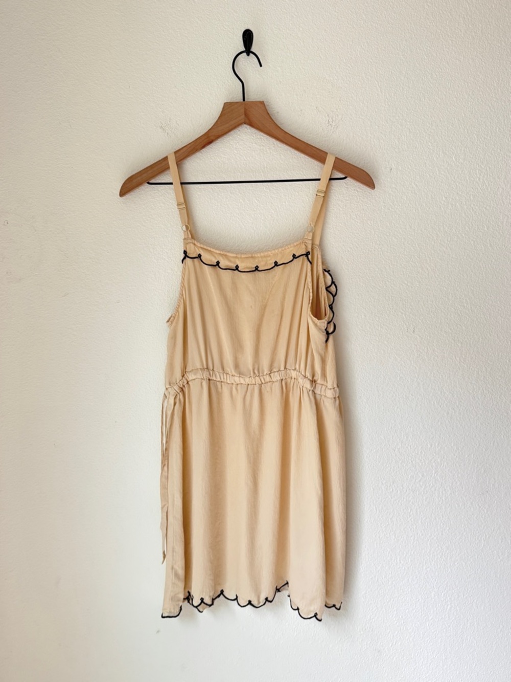 Vintage Anthropologie 100% Silk Cream Scalloped Trim Chemise - M - GUC - Picture 2 of 9